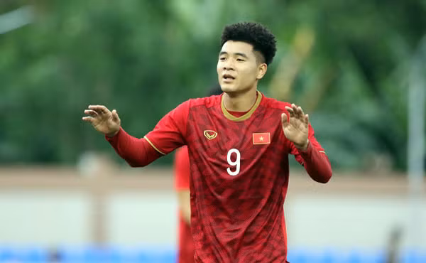 Tiền đạo Đức Chinh ghi 4 bàn trong trận mở màn.