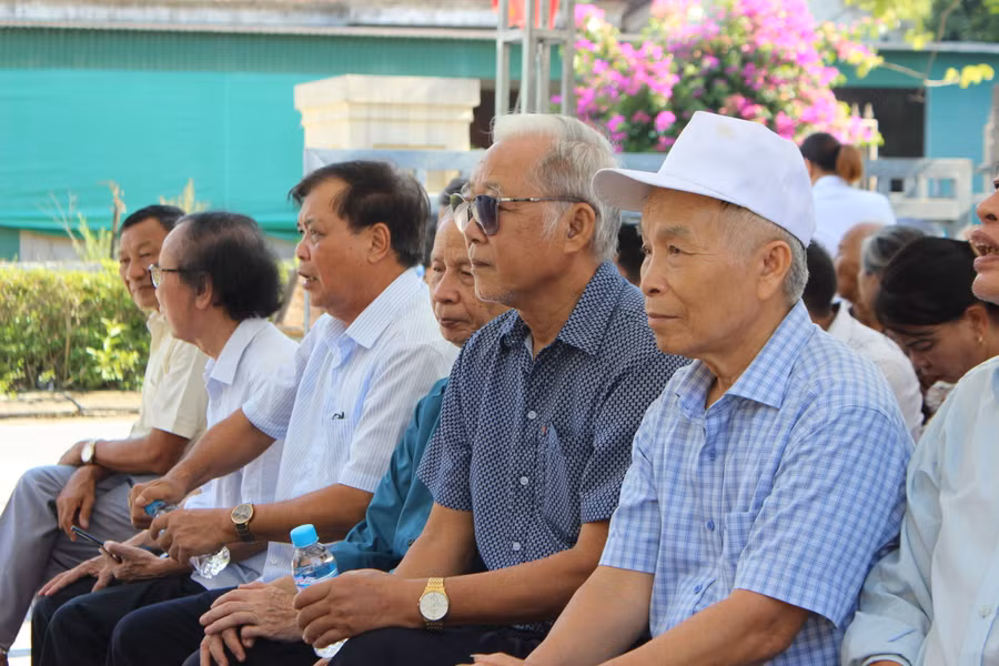 Hằng năm đến ngày giỗ, các thế hệ học sinh trường THPT Lý Tự Trọng lại cùng về đây dâng hương tưởng nhớ.