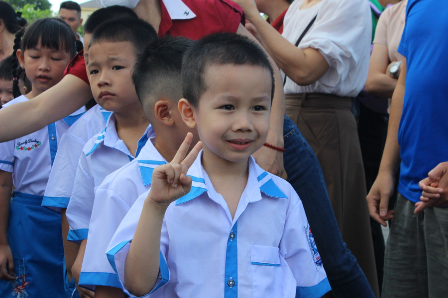 Học sinh háo hức bắt đầu năm học mới. Học sinh háo hức bắt đầu năm học mới.
