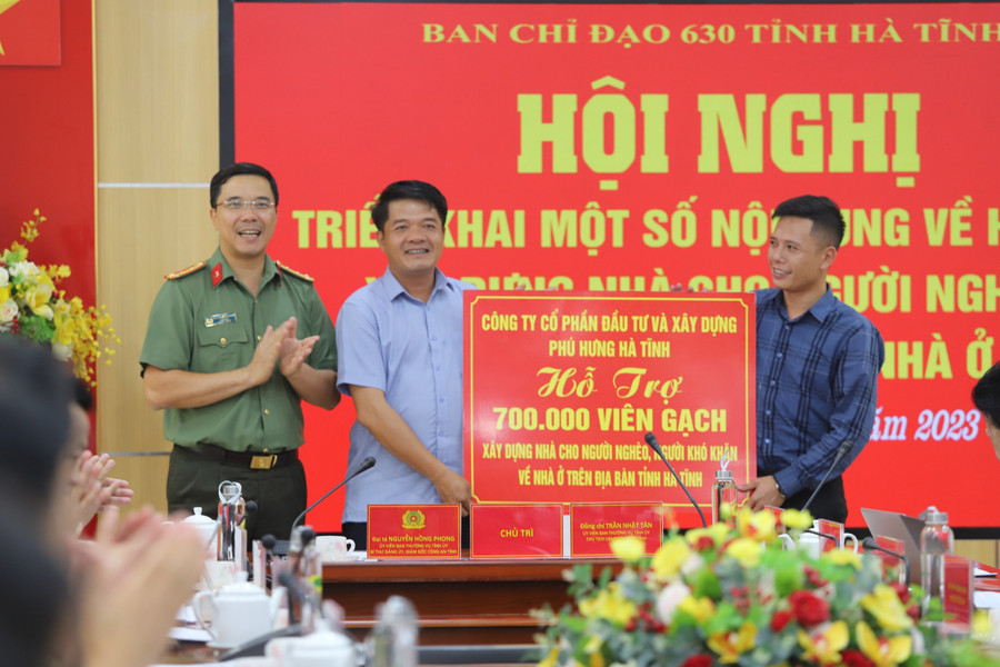 Ban chỉ đạo 630 tiếp nhận 700.000 viên gạch hỗ trợ xây nhà ở cho người nghèo. Ban chỉ đạo 630 tiếp nhận 700.000 viên gạch hỗ trợ xây nhà ở cho người nghèo.