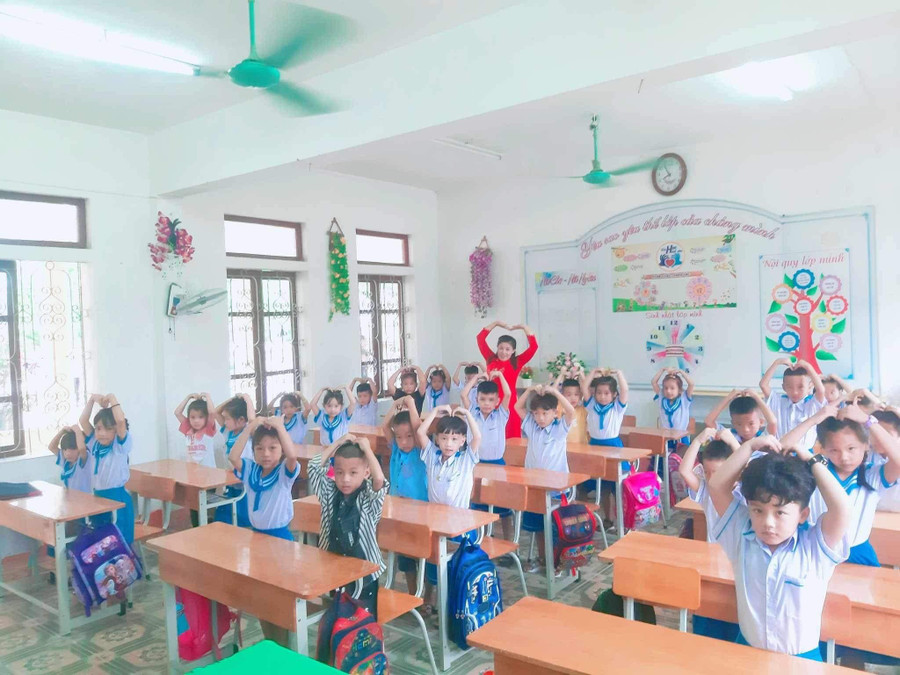 Một tiết học của học sinh lớp 1, Trường Tiểu học Sơn Kim 1 (huyện Hương Sơn). Một tiết học của học sinh lớp 1, Trường Tiểu học Sơn Kim 1 (huyện Hương Sơn).