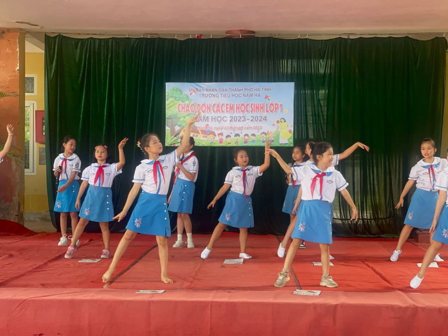 Nhiều tiết mục văn nghệ sôi động của học sinh khối lớp 5 chào đón học sinh lớp 1. Nhiều tiết mục văn nghệ sôi động của học sinh khối lớp 5 chào đón học sinh lớp 1.