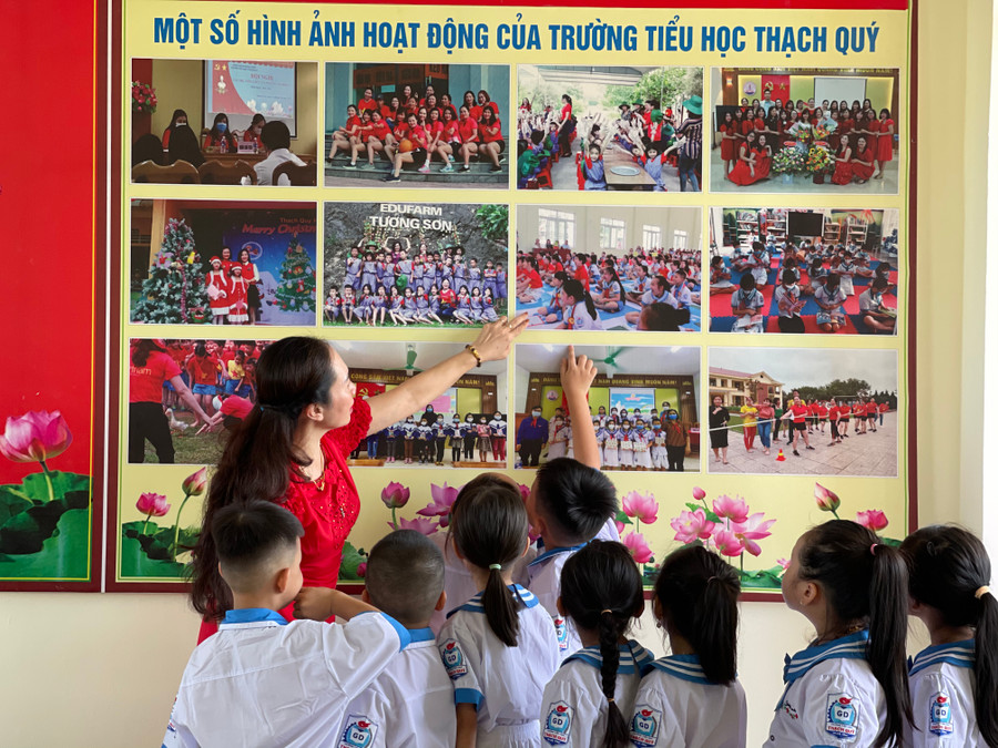 Học sinh Trường Tiểu học Thạch Quý (TP Hà Tĩnh) tham quan nhà truyền thống. Học sinh Trường Tiểu học Thạch Quý (TP Hà Tĩnh) tham quan nhà truyền thống.