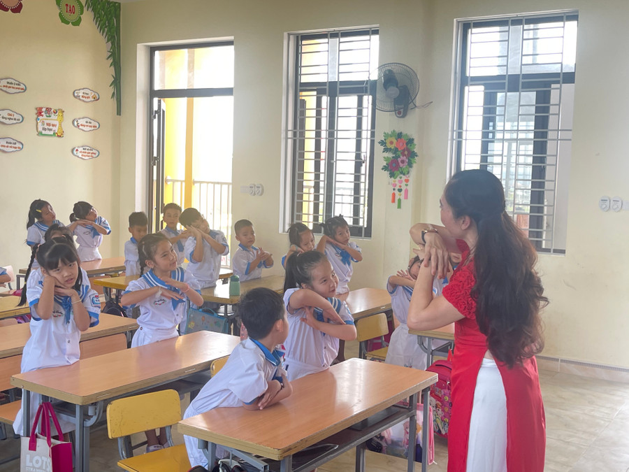 Những trò chơi giữa tiết giúp các em thêm hứng khởi trong những buổi học đầu tiên. Những trò chơi giữa tiết giúp các em thêm hứng khởi trong những buổi học đầu tiên.