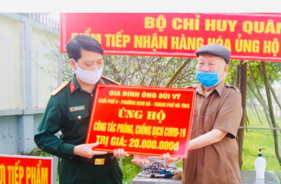 Cựu chiến binh Bùi Vỹ trao tiền ủng hộ cho các lực lượng làm nhiệm vụ phòng chống dịch Covid-19 (ảnh tư liệu năm 2020). Cựu chiến binh Bùi Vỹ trao tiền ủng hộ cho các lực lượng làm nhiệm vụ phòng chống dịch Covid-19 (ảnh tư liệu năm 2020).
