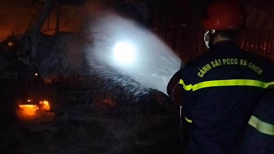 Lực lượng chức năng dập lửa.