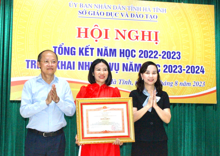 Lãnh đạo UBND và Sở GD&ĐT Hà Tĩnh trao tặng Bằng khen của Thủ tướng Chính phủ cho giáo viên trường THPT Vũ Quang. Lãnh đạo UBND và Sở GD&ĐT Hà Tĩnh trao tặng Bằng khen của Thủ tướng Chính phủ cho giáo viên trường THPT Vũ Quang.