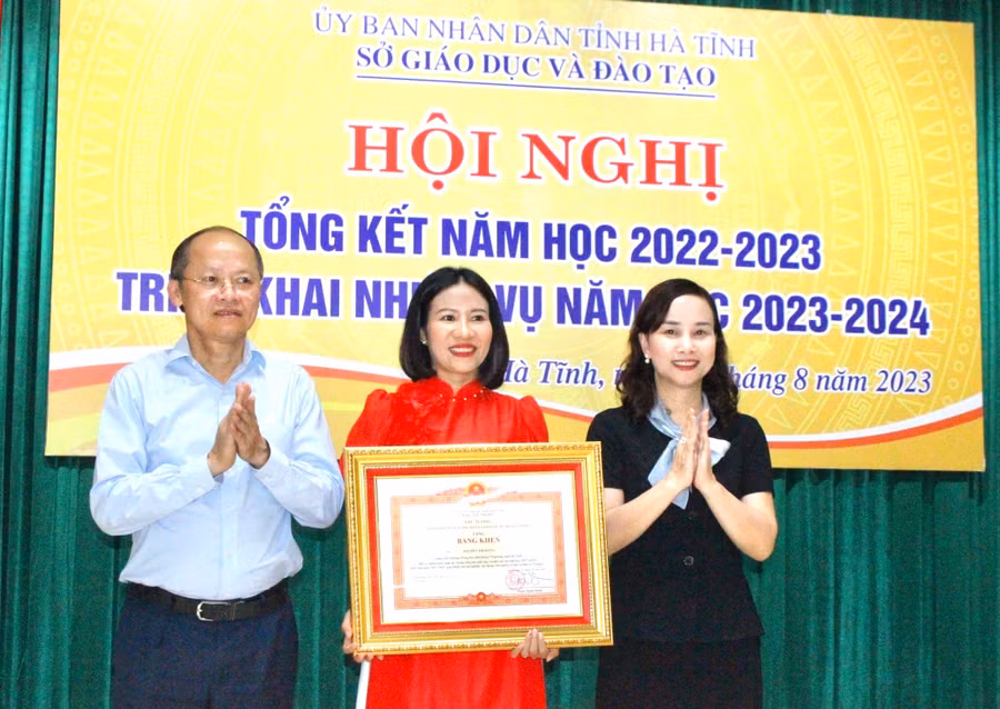 Lãnh đạo UBND và Sở GD&amp;ĐT Hà Tĩnh trao tặng Bằng khen của Thủ tướng Chính phủ cho giáo viên trường THPT Vũ Quang.