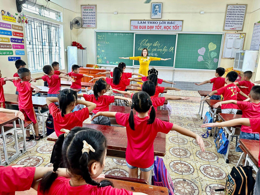 Màn làm quen sôi động của cô trò lớp 1 trường Tiểu học Xuân Hội (huyện Nghi Xuân, Hà Tĩnh). Màn làm quen sôi động của cô trò lớp 1 trường Tiểu học Xuân Hội (huyện Nghi Xuân, Hà Tĩnh).