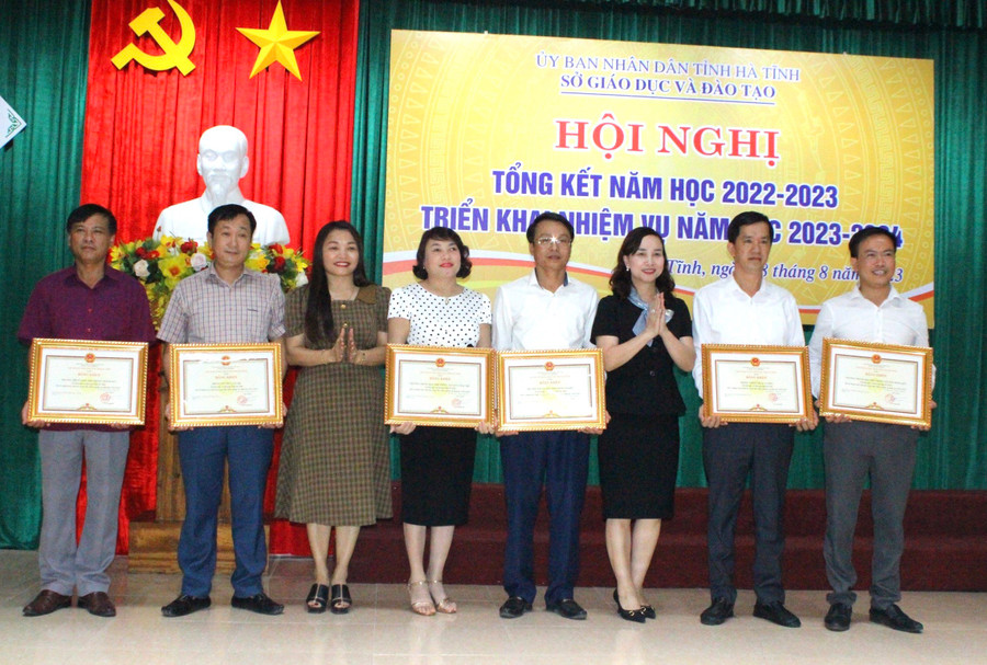 6 tập thể và 23 cá nhân nhận bằng khen Chủ tịch UBND tỉnh. 6 tập thể và 23 cá nhân nhận bằng khen Chủ tịch UBND tỉnh.