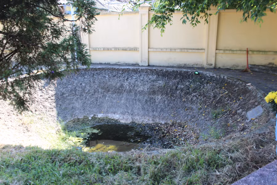 Khu vực hố bom - nơi xảy ra vụ ném bom thảm sát 16 học sinh trường cấp III Lý Tự Trọng cách đây 55 năm.