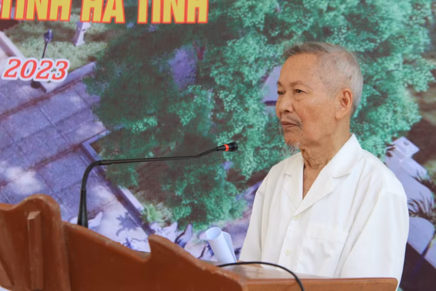 Thầy giáo Phạm Xuân Chí (nguyên Bí thư Đoàn trường kiêm GV chủ nhiệm lớp 9A, Trường cấp III Lý Tự Trọng).