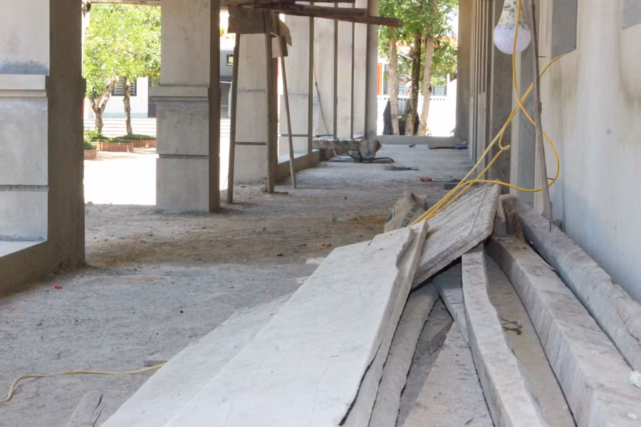 Vật liệu ngổn ngang trong công trình.