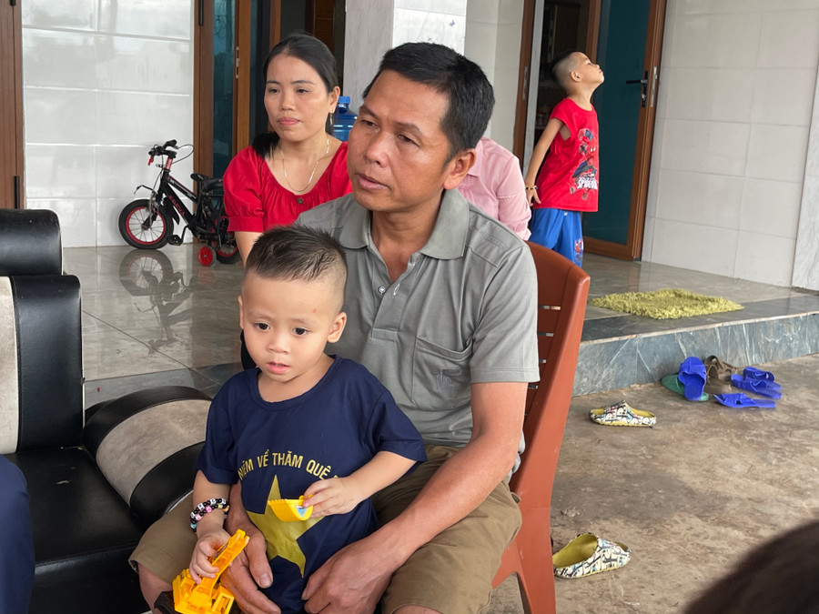 Những ngày qua, 2 cậu con trai nhỏ phải gửi anh em trông nom.