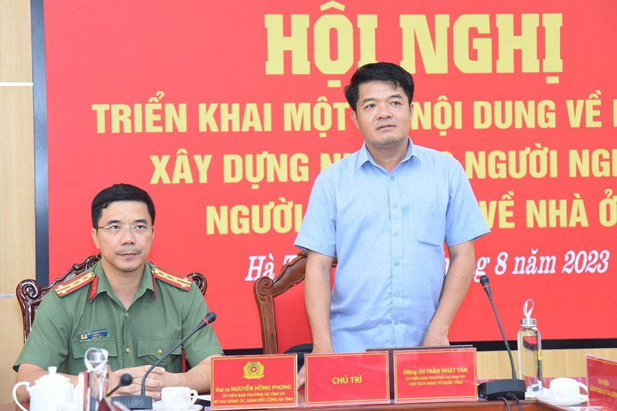 Chủ tịch Ủy ban MTTQ tỉnh Trần Nhật Tân và Đại tá Nguyễn Hồng Phong - Giám đốc Công an tỉnh chủ trì hội nghị. Chủ tịch Ủy ban MTTQ tỉnh Trần Nhật Tân và Đại tá Nguyễn Hồng Phong - Giám đốc Công an tỉnh chủ trì hội nghị.