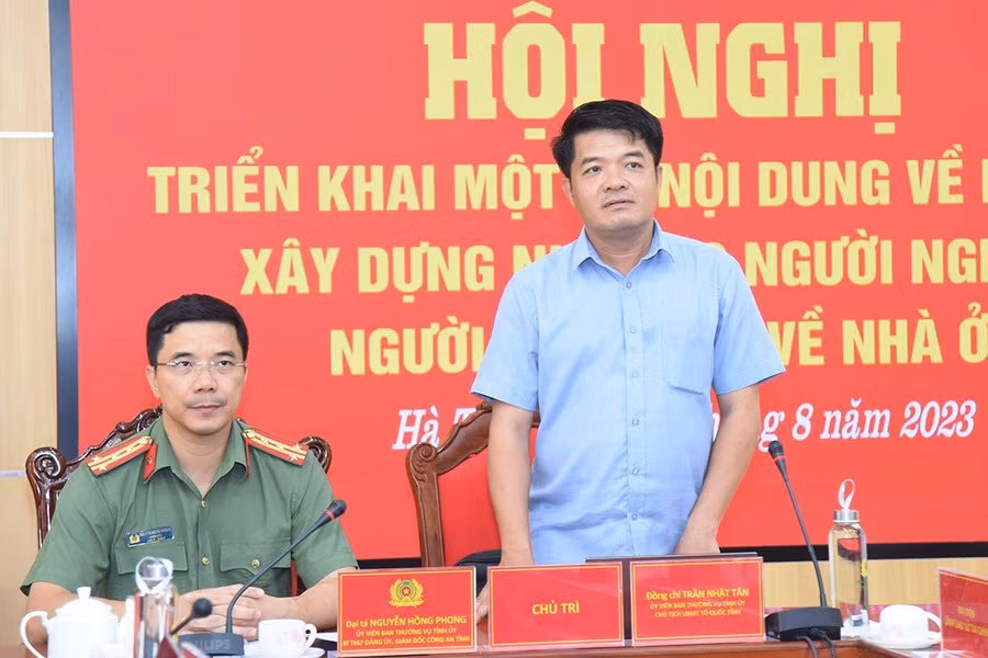 Chủ tịch Ủy ban MTTQ tỉnh Trần Nhật Tân và Đại tá Nguyễn Hồng Phong - Giám đốc Công an tỉnh chủ trì hội nghị.