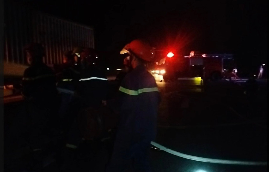 Lực lượng chức năng dập lửa trong đêm.