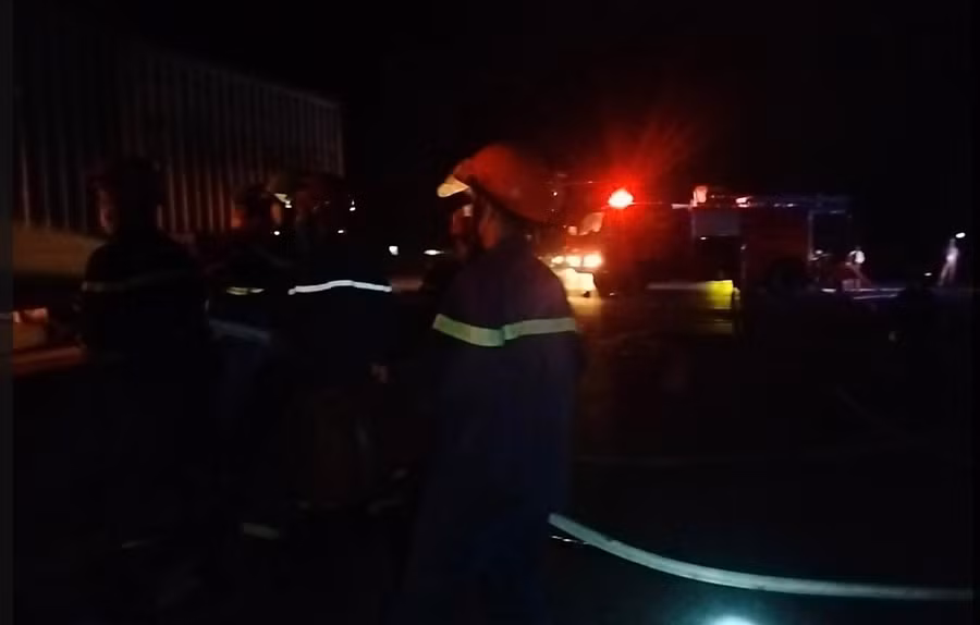 Lực lượng chức năng dập lửa trong đêm.