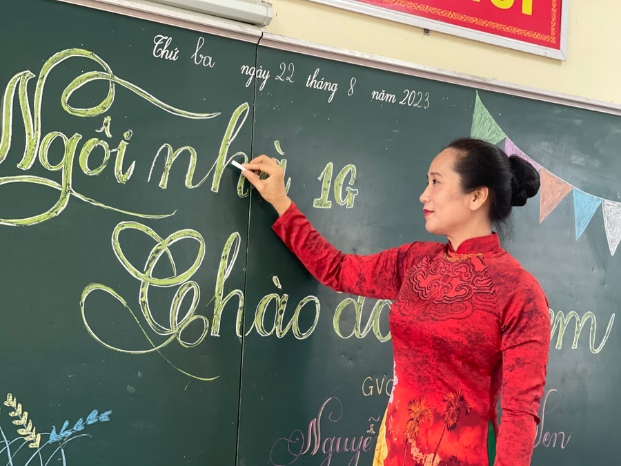 Giáo viên đến sớm trang trí bảng lớp rực rỡ chào đón học sinh lớp 1. Giáo viên đến sớm trang trí bảng lớp rực rỡ chào đón học sinh lớp 1.
