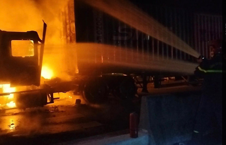 Sau cú va chạm cabin và xe máy phát nổ, bốc cháy dữ dội.