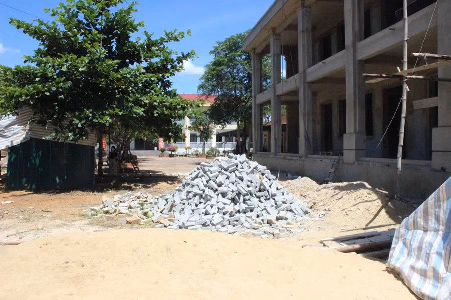 Công trình thi công cầm chừng khiến nhà trường không thể làm các hạng mục khác.