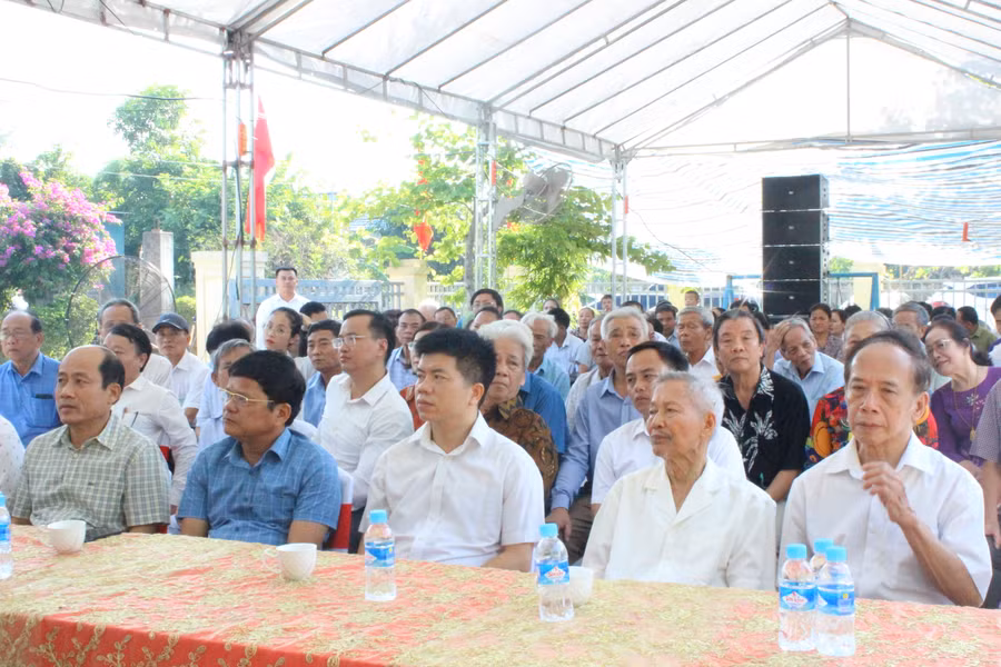 Các đại biểu tham dự lễ tưởng niệm.