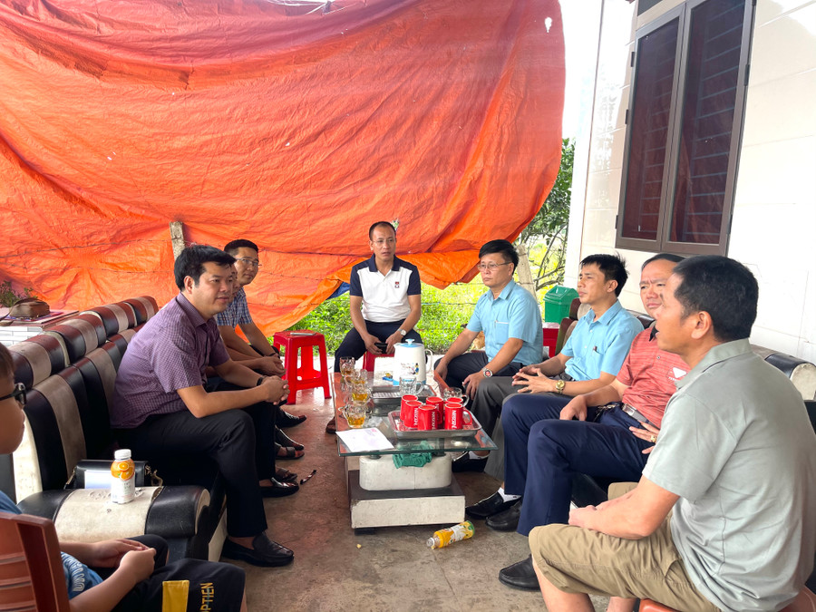 Đại diện báo GD&TĐ, BGH trường THPT Hàm Nghi, chính quyền địa phương thăm hỏi gia đình.