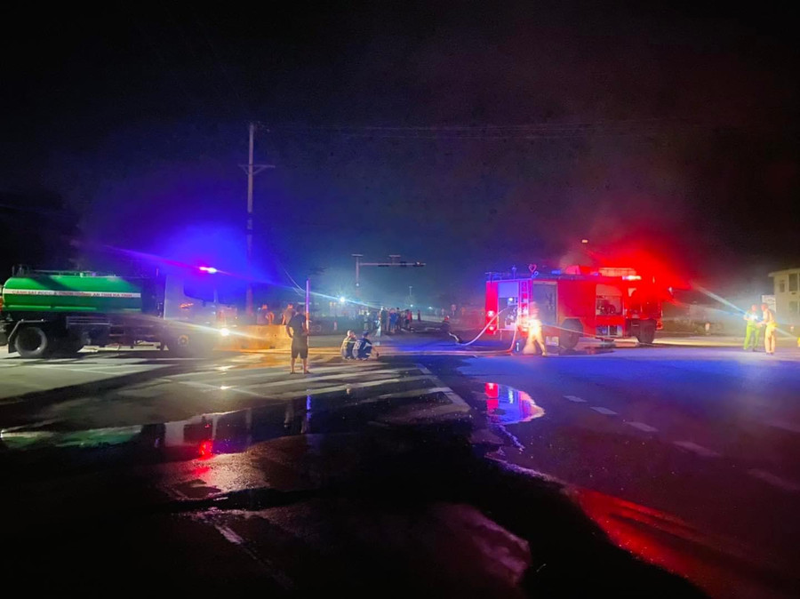 Đến 23h20 đám cháy được dập tắt hoàn toàn.