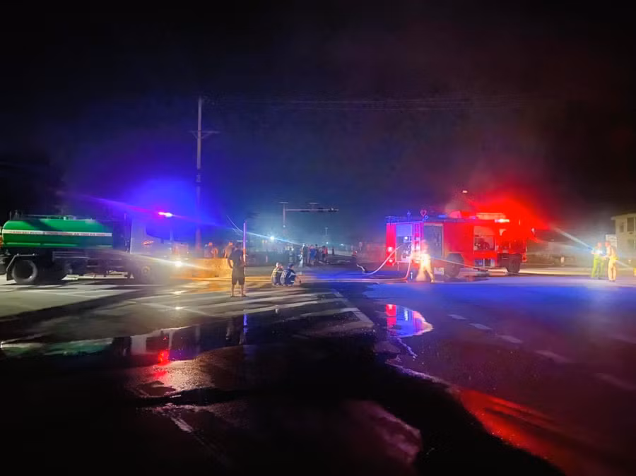 Đến 23h20 đám cháy được dập tắt hoàn toàn.