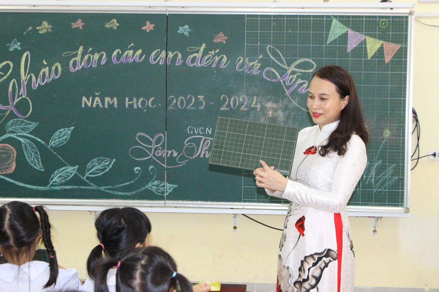 Giáo viên Trường Tiểu học Nam Hà hướng dẫn học sinh làm quen với các đồ dùng học tập. Giáo viên Trường Tiểu học Nam Hà hướng dẫn học sinh làm quen với các đồ dùng học tập.