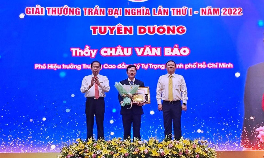 Thầy Châu Văn Hảo, Phó Hiệu trưởng Trường Cao đẳng Lý Tự Trọng (TPHCM) được trao Giải thưởng Trần Đại Nghĩa lần thứ nhất năm 2022, vì đã có nhiều đóng góp trong lĩnh vực giáo dục nghề nghiệp. Thầy Châu Văn Hảo, Phó Hiệu trưởng Trường Cao đẳng Lý Tự Trọng (TPHCM) được trao Giải thưởng Trần Đại Nghĩa lần thứ nhất năm 2022, vì đã có nhiều đóng góp trong lĩnh vực giáo dục nghề nghiệp.
