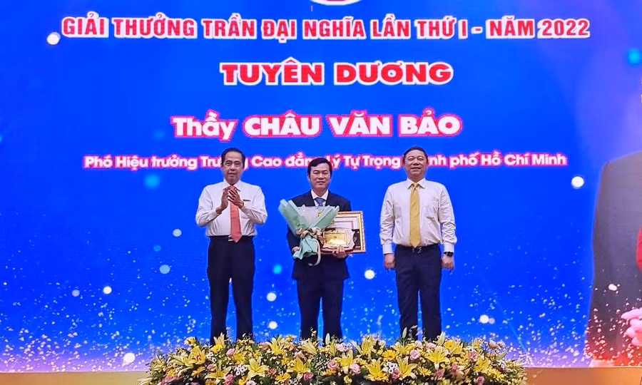 Thầy Châu Văn Hảo, Phó Hiệu trưởng Trường Cao đẳng Lý Tự Trọng (TPHCM) được trao Giải thưởng Trần Đại Nghĩa lần thứ nhất năm 2022, vì đã có nhiều đóng góp trong lĩnh vực giáo dục nghề nghiệp.