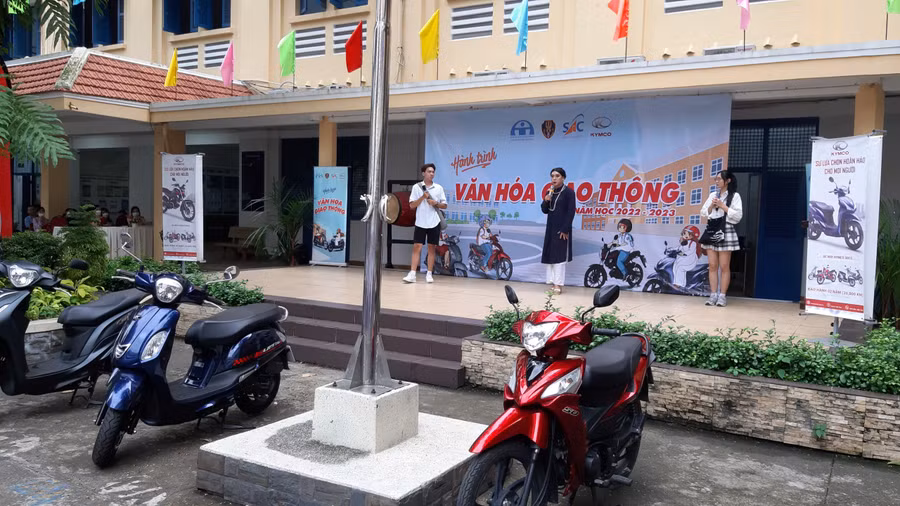 Trường THPT Nguyễn Thị Diệu (quận 3) tuyên truyền luật an toàn giao thông cho học sinh.