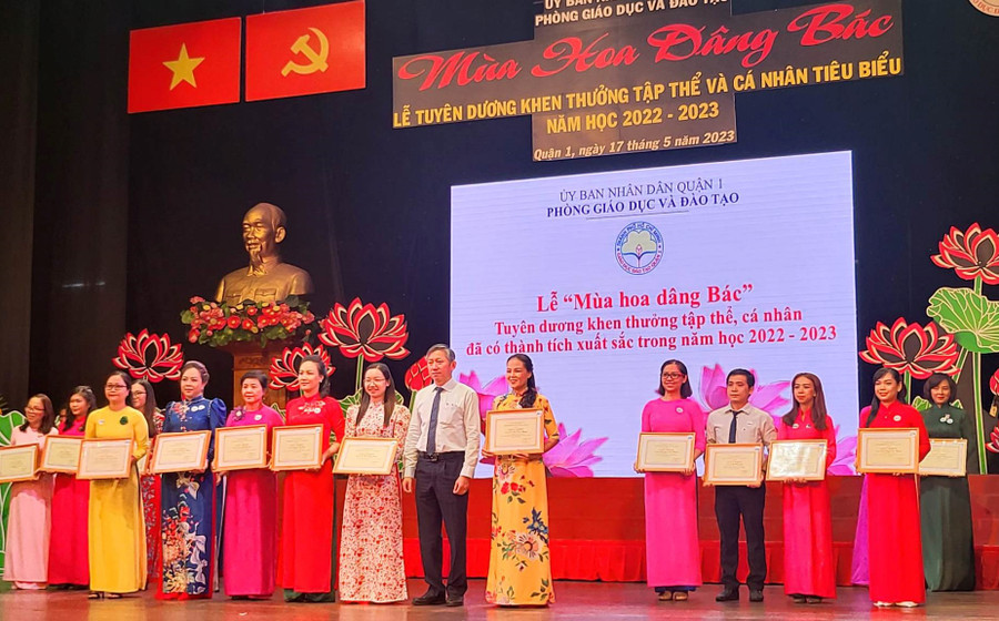 Ông Dương Trí Dũng trao khen thưởng cho các thầy cô giáo. Ông Dương Trí Dũng trao khen thưởng cho các thầy cô giáo.
