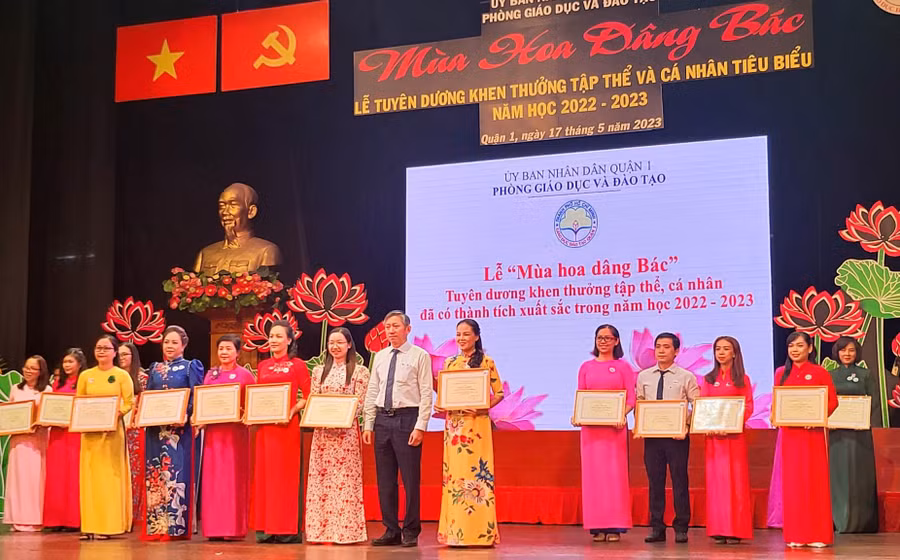 Ông Dương Trí Dũng trao khen thưởng cho các thầy cô giáo.