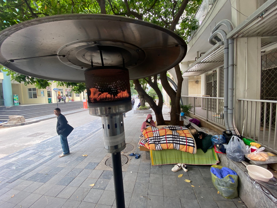 Ngoài ra, Bệnh viện Bạch Mai cũng bố trí nhiều đèn sưởi cơ động xung quanh khu vực chờ của người nhà bệnh nhân.