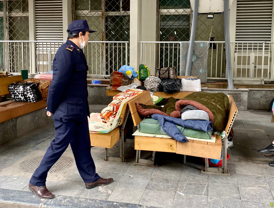 Bên cạnh đó, Bệnh viện còn bố trí người thường xuyên đi nhắc nhở không để người nhà bệnh nhân nằm lâu trên ghế đá, tránh bị nhiễm lạnh.