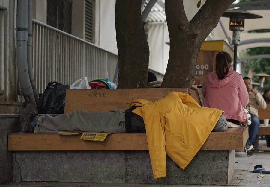 Theo ghi nhận tại Bệnh viện Bạch Mai, đối điện cấp cứu A9 là khu ngồi chờ của người nhà bệnh nhân đã được căng bạt thành mái che.