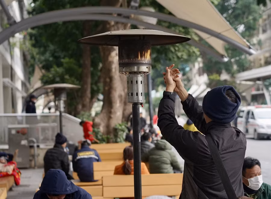 Các đèn sưởi được đốt bằng gas và có hiệu quả nhưng phạm vi hẹp nên vẫn không đủ sưởi ấm toàn bộ khu vực.