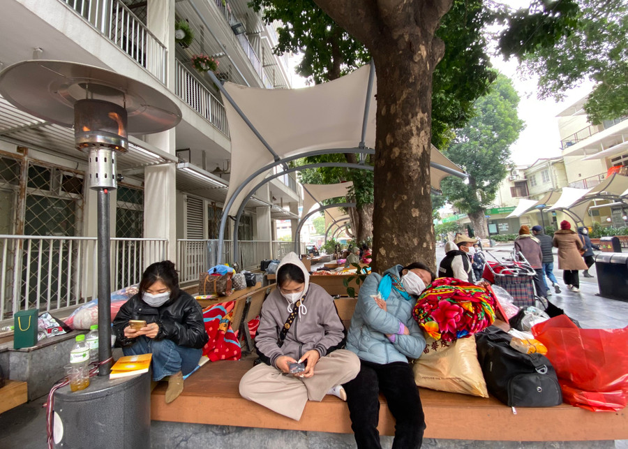 Hà Nội và khu vực miền Bắc đang trải qua đợt rét kỉ lục kéo dài. Người dân phải tìm nhiều cách để chống chọi với giá rét.