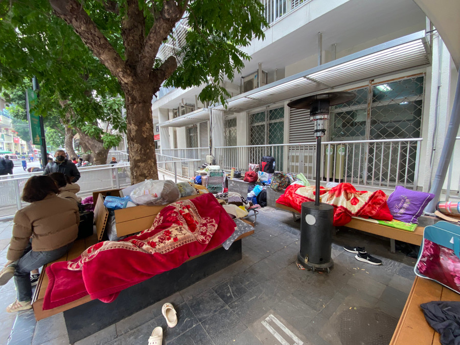 Việc ngồi ngoài trời chờ từ ngày đến đêm của người nhà bệnh nhân dễ gây tác hại sức khỏe.