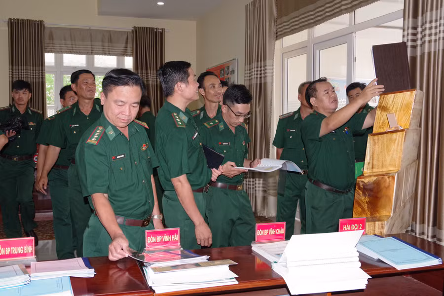 Các đại biểu tham quan các bài dự thi.