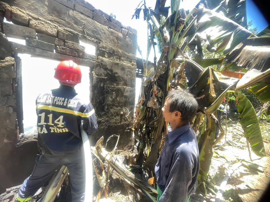 Sau hơn 10 phút, đám cháy đã kịp thời được khống chế. Sau hơn 10 phút, đám cháy đã kịp thời được khống chế.