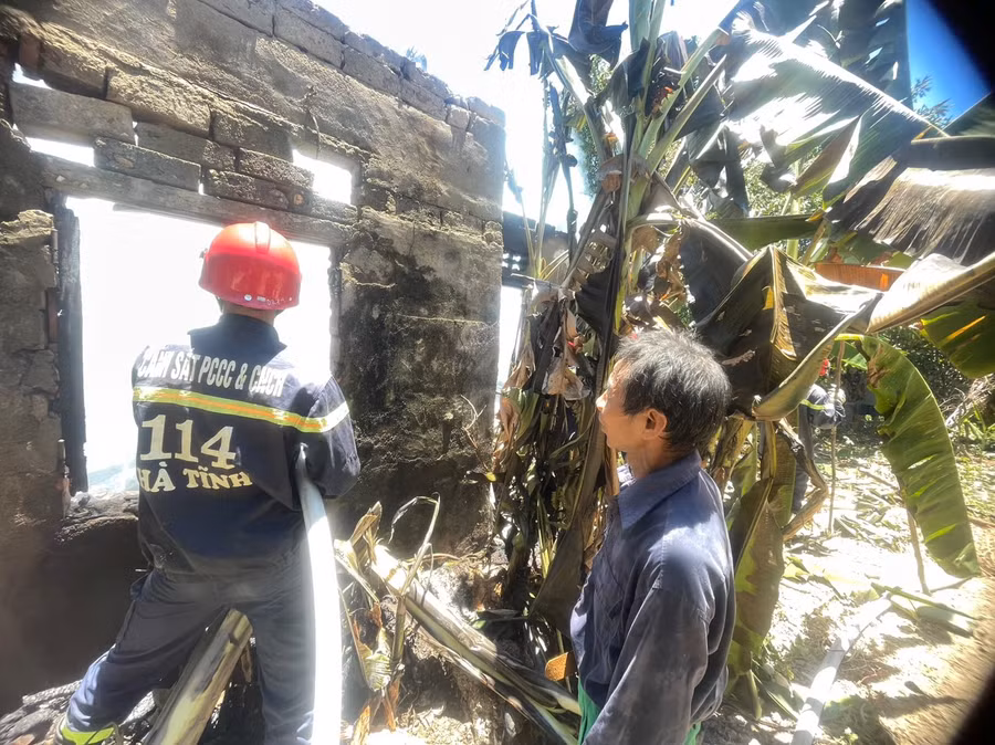 Sau hơn 10 phút, đám cháy đã kịp thời được khống chế.