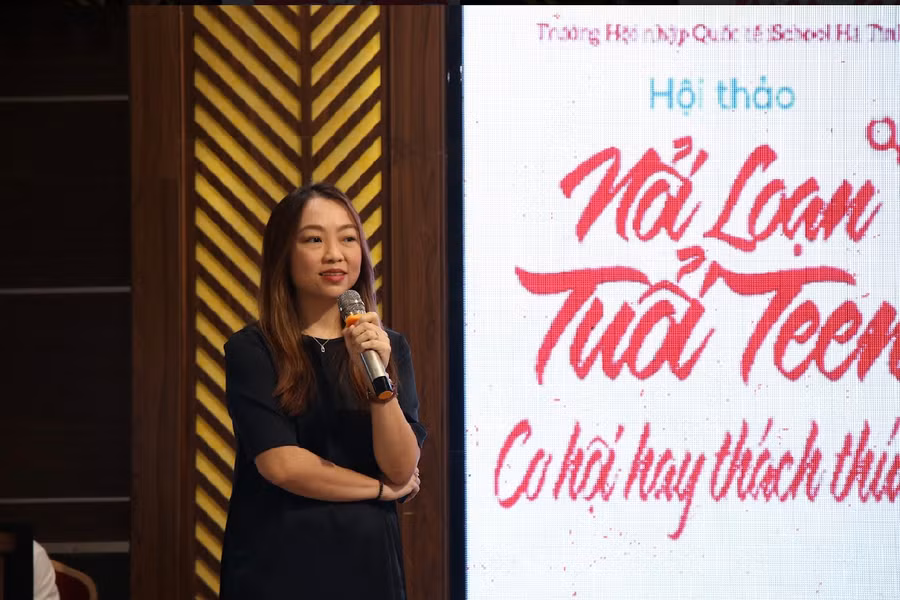 Diễn giả Nguyễn Tú Anh - Tiến sĩ tâm lý tại trường Fielding Graduate University được chứng nhận bởi Hiệp hội tâm lý Hoa Kỳ, chia sẻ tại hội thảo.