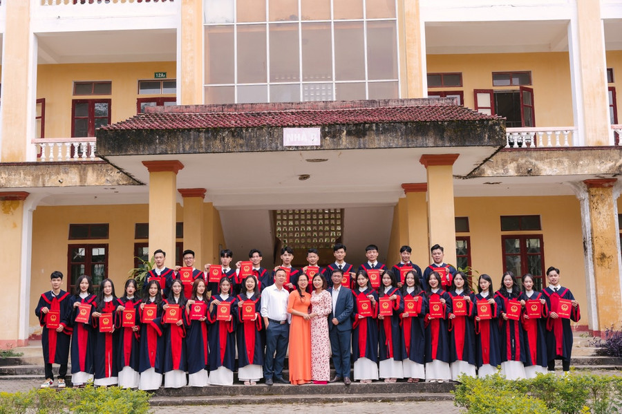 Ngoài nỗ lực bản thân, thành tích của Thảo còn có sự dạy bảo tận tình của thầy cô. Ngoài nỗ lực bản thân, thành tích của Thảo còn có sự dạy bảo tận tình của thầy cô.