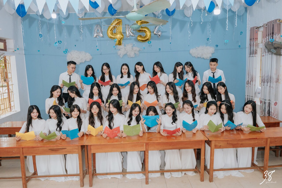 Lớp 12A4 có 39/41 học sinh đạt điểm 9 trở lên ở môn Ngữ văn. Lớp 12A4 có 39/41 học sinh đạt điểm 9 trở lên ở môn Ngữ văn.