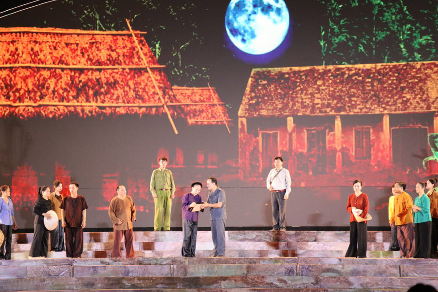 Tình quân dân của làng K130 với phương châm &quot;Xe chưa qua nhà không tiếc&quot;.