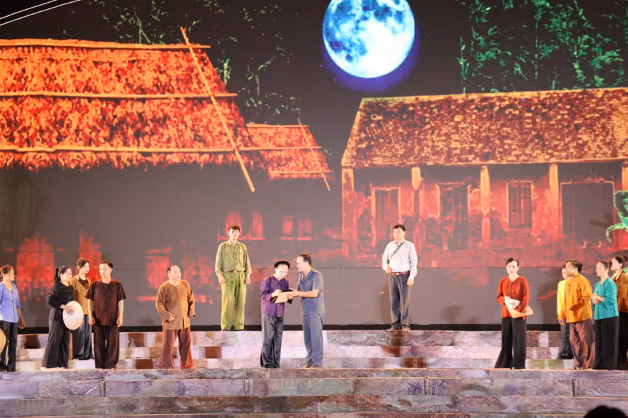 Tình quân dân của làng K130 với phương châm "Xe chưa qua nhà không tiếc".