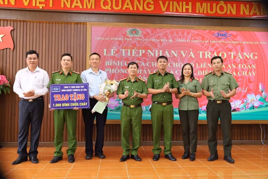 Đại diện Công ty TNHH Formosa Hà Tĩnh trao tặng 1000 bình chữa cháy.